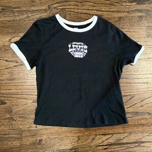 1 Pack Women’s Levi’s Graphic Tees